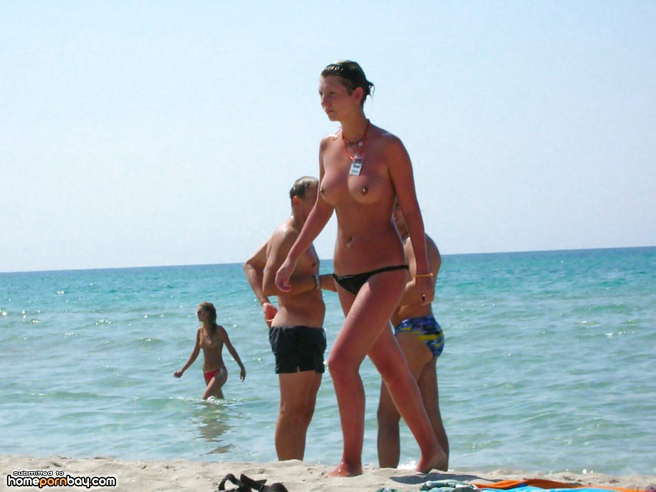 Amateurs chica topless en la playa
 #33611702