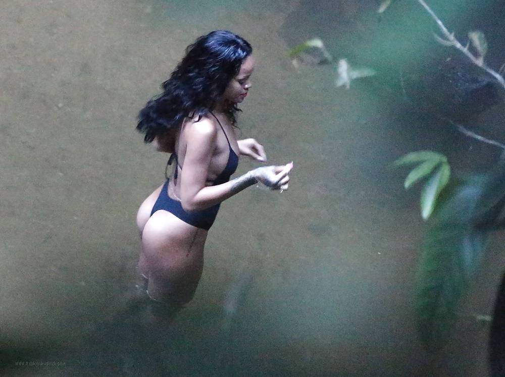 Rihanna mostrando su grueso culo negro
 #35781523