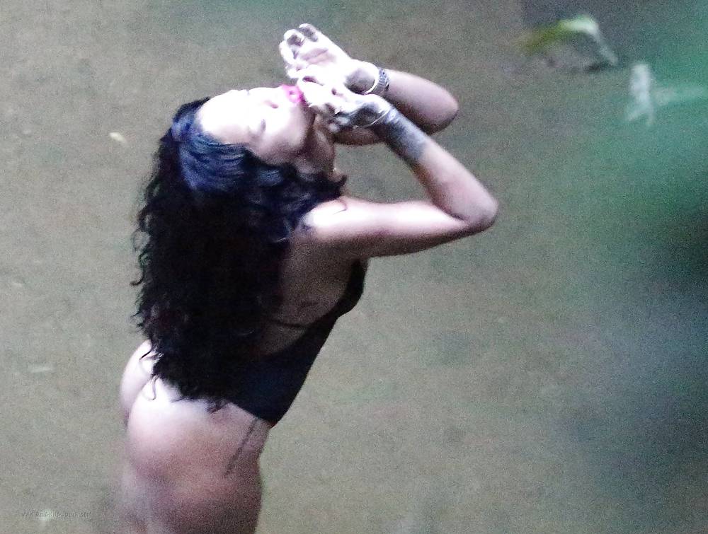 Rihanna che mostra il suo grosso culo nero
 #35781543