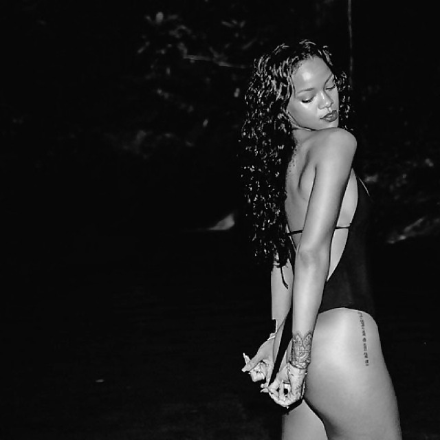 Rihanna che mostra il suo grosso culo nero
 #35781565