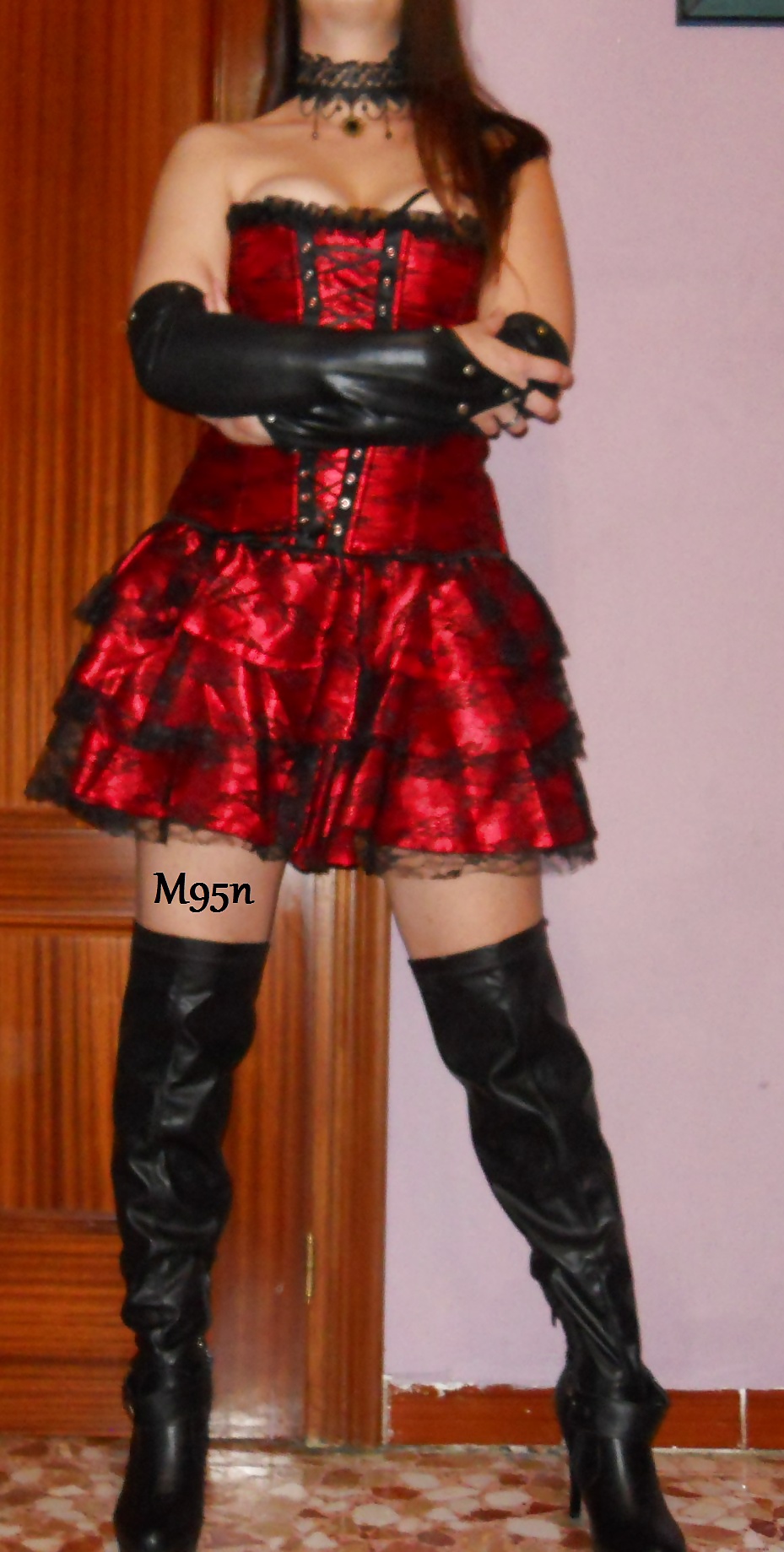 Con mi corset y falda roja y negra!!! #32842565