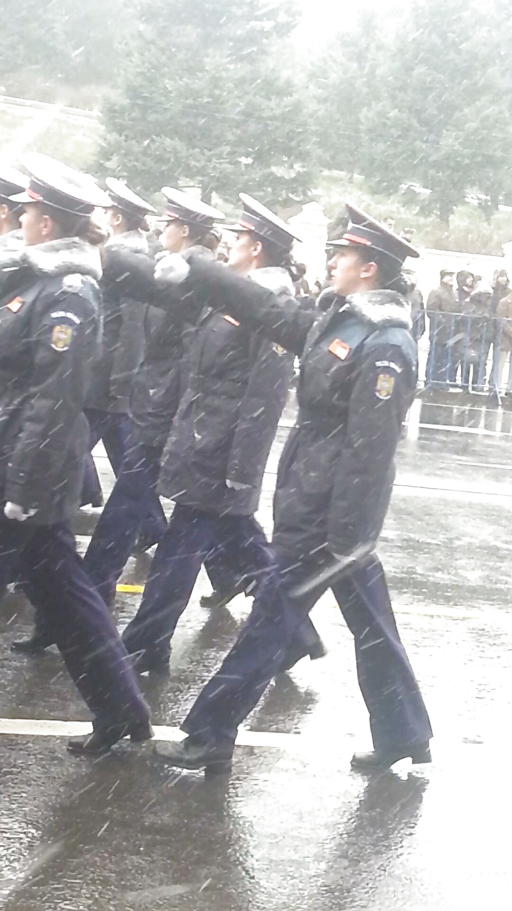 Espiar a las mujeres viejas + jóvenes uniforme rumano-ca de 1decembrie :))
 #38891424