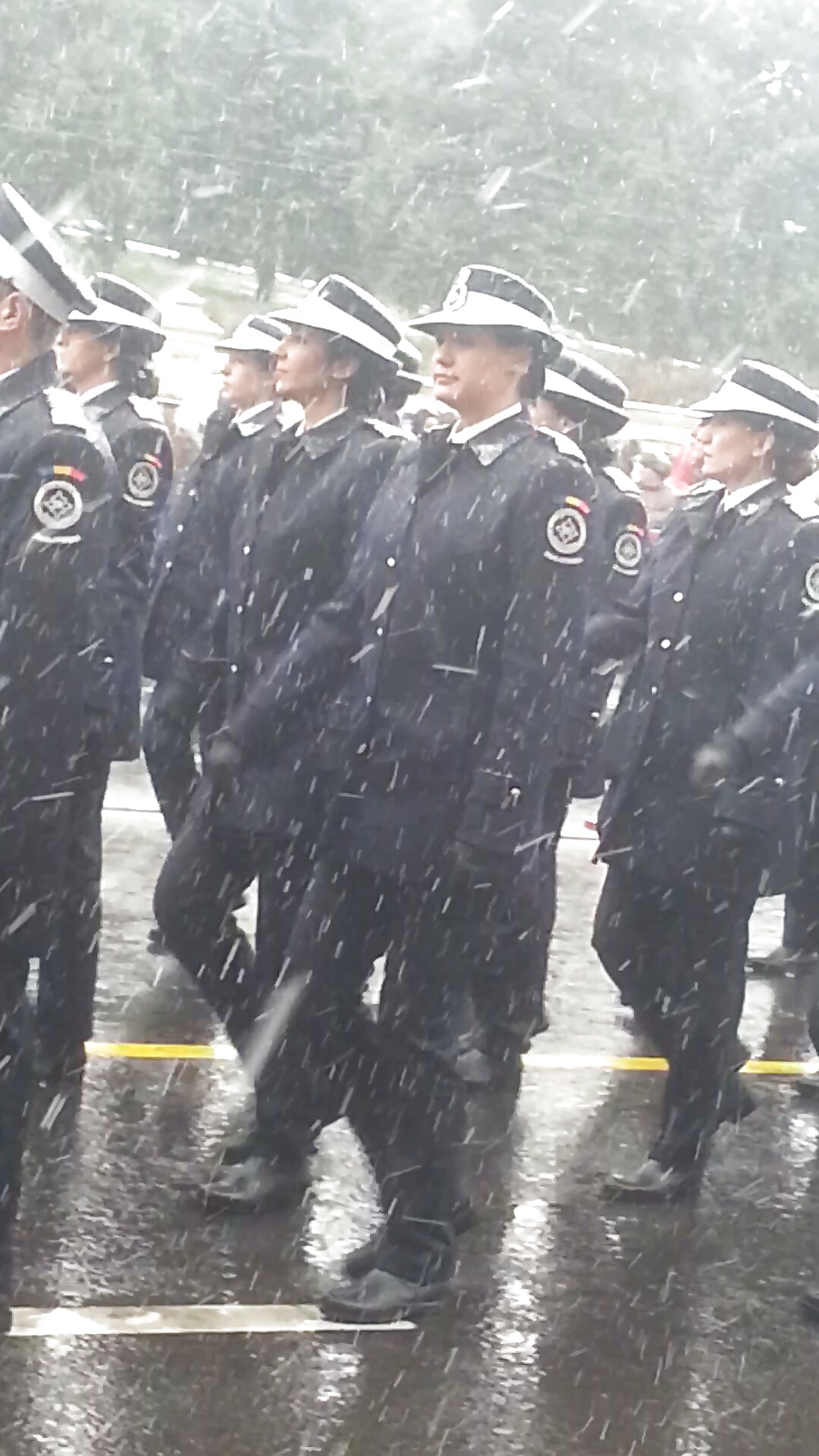 Espiar a las mujeres viejas + jóvenes uniforme rumano-ca de 1decembrie :))
 #38891499