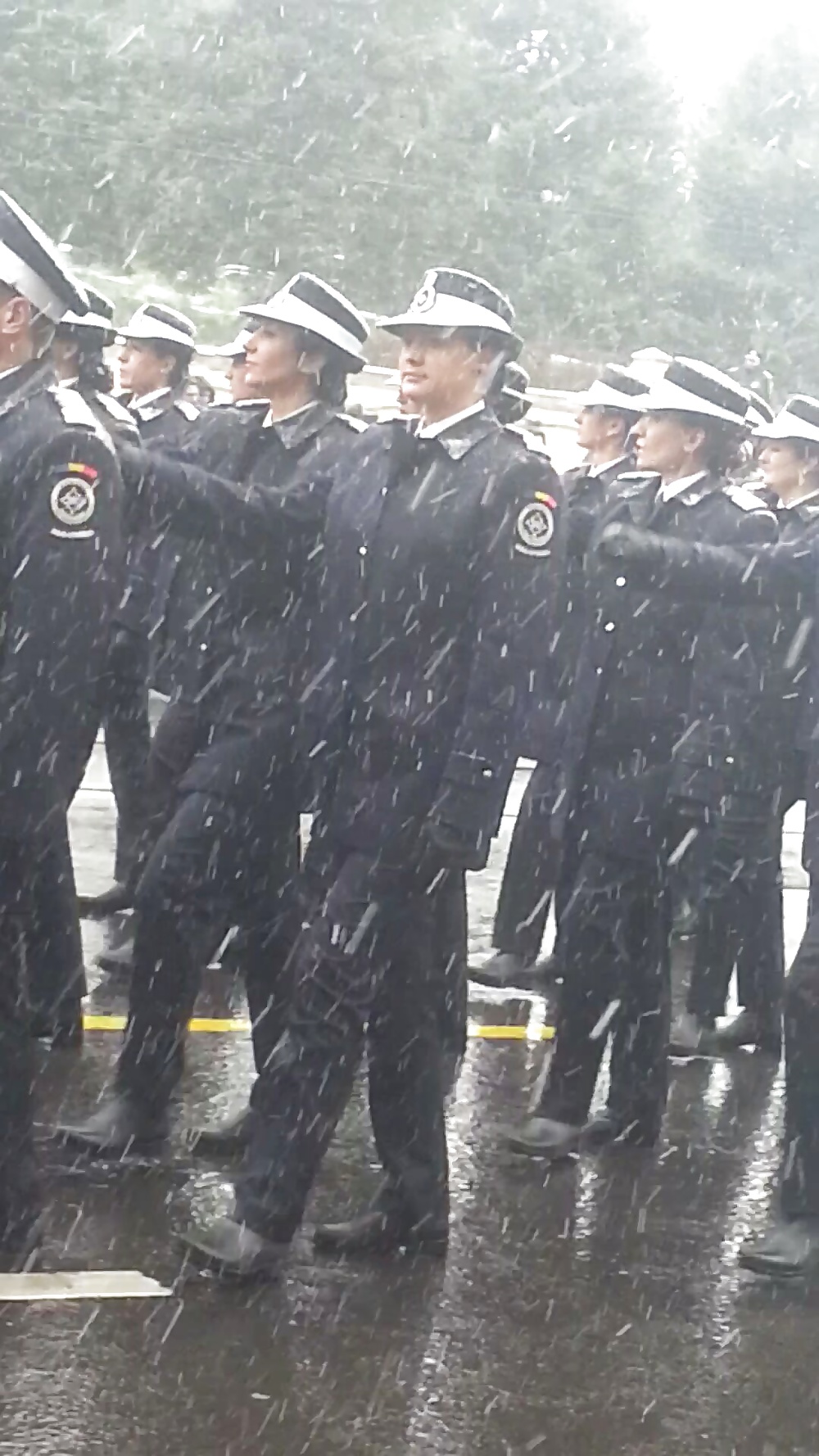 Espiar a las mujeres viejas + jóvenes uniforme rumano-ca de 1decembrie :))
 #38891511