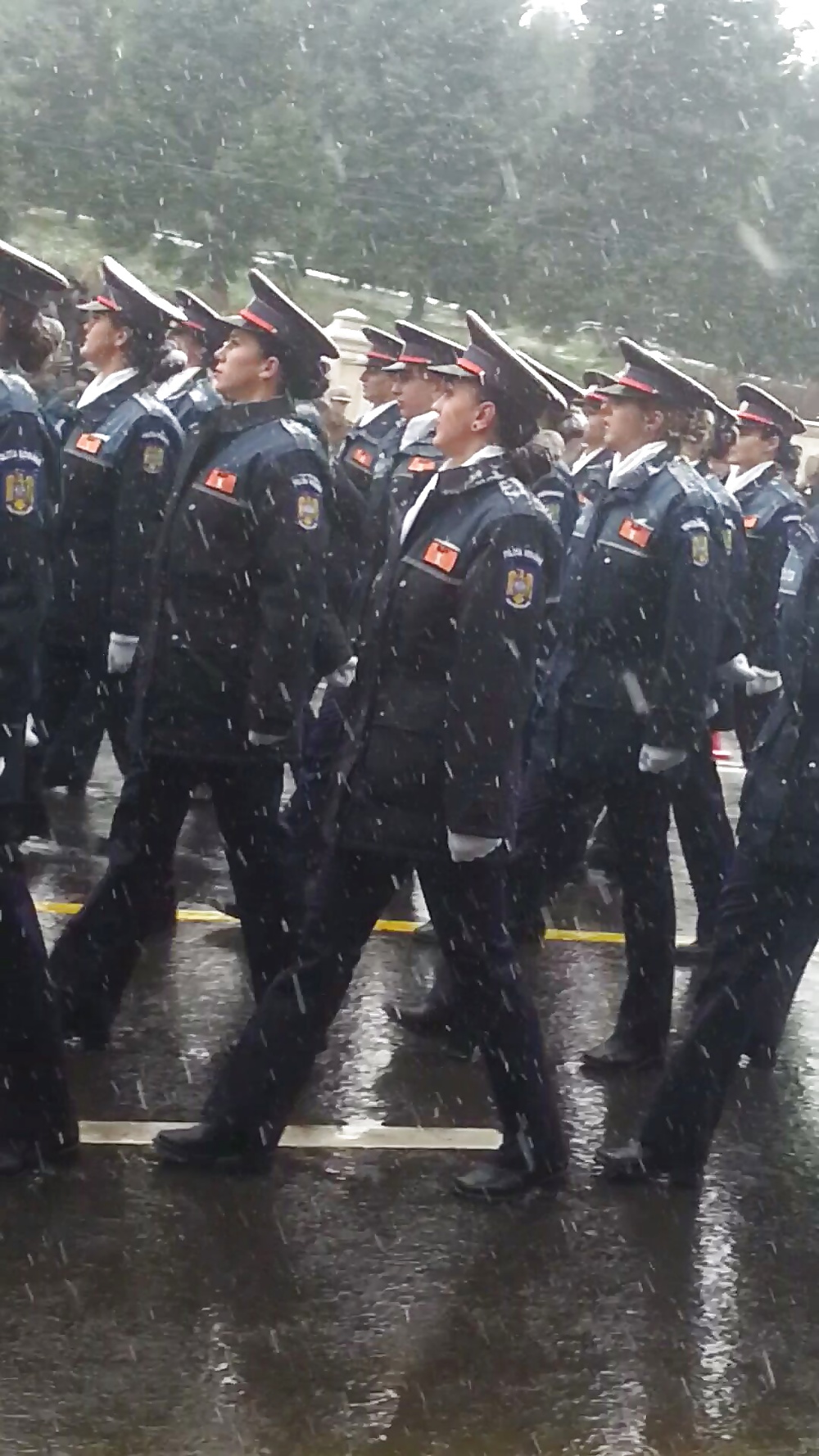 Espiar a las mujeres viejas + jóvenes uniforme rumano-ca de 1decembrie :))
 #38891572