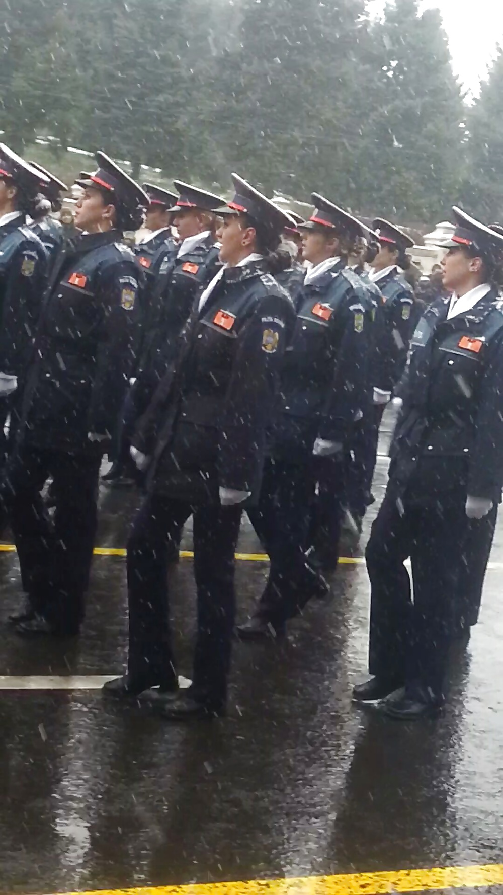 Espiar a las mujeres viejas + jóvenes uniforme rumano-ca de 1decembrie :))
 #38891585