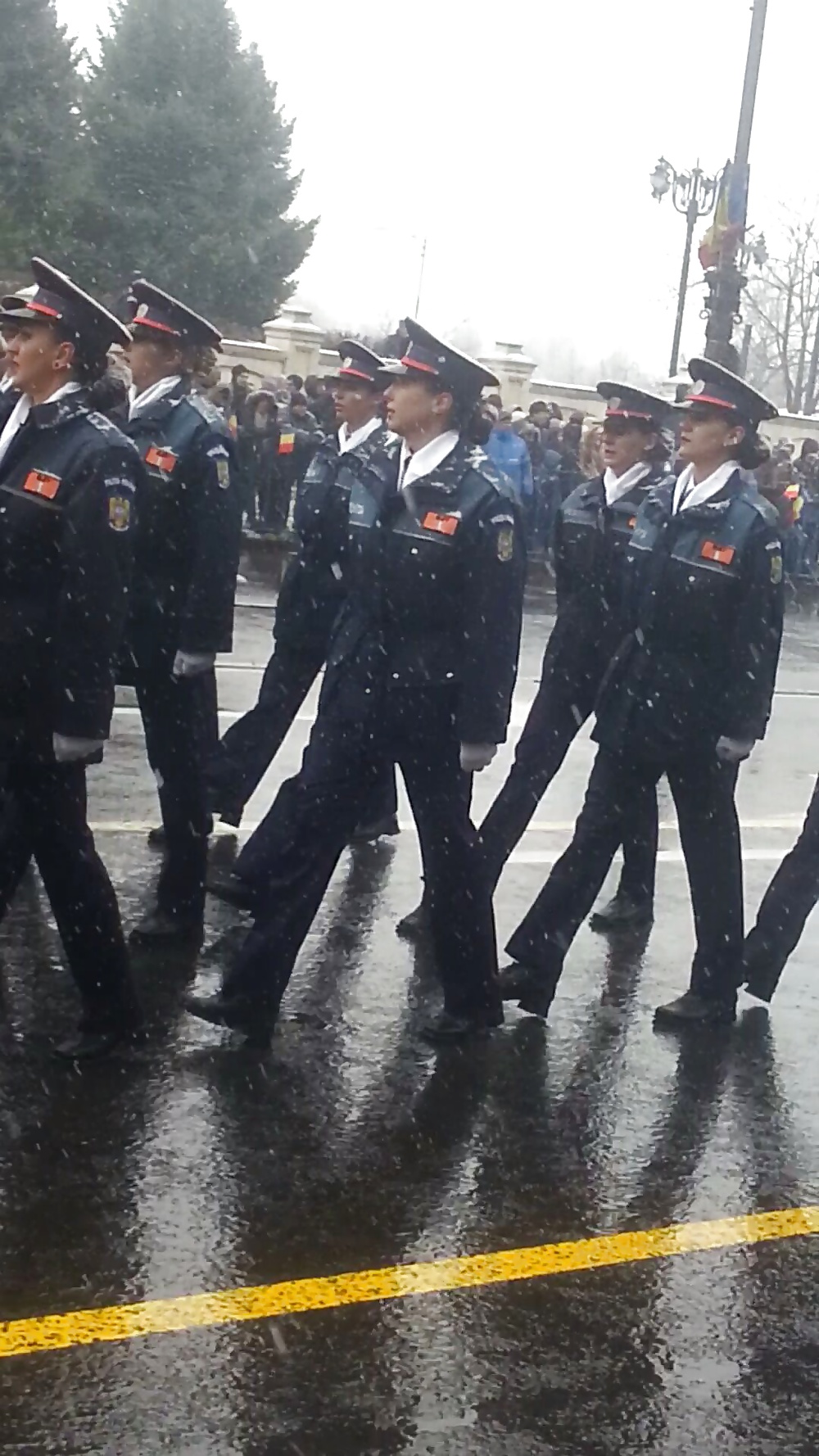 Espiar a las mujeres viejas + jóvenes uniforme rumano-ca de 1decembrie :))
 #38891607