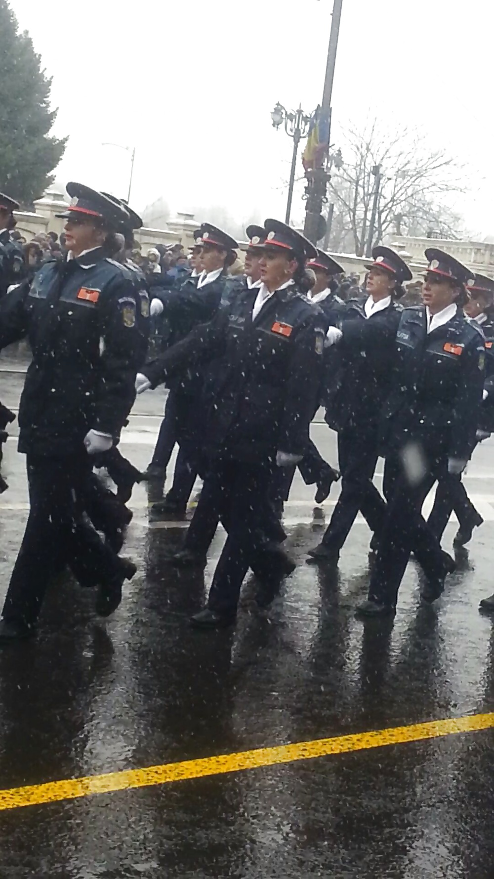 Espiar a las mujeres viejas + jóvenes uniforme rumano-ca de 1decembrie :))
 #38891656