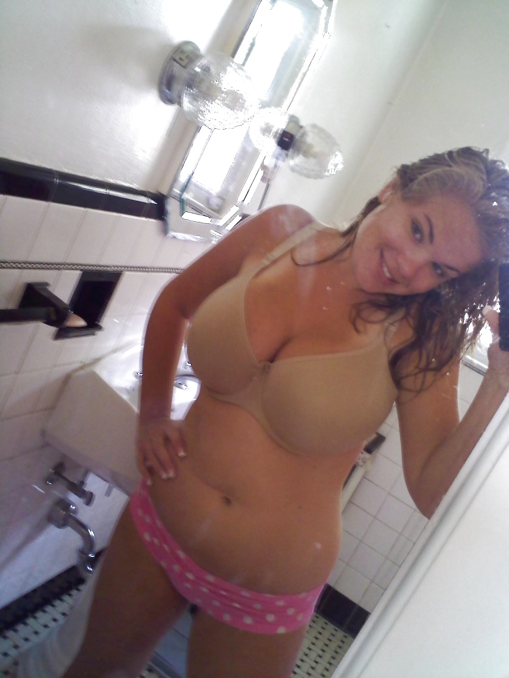 Don't blame her for wanting to show them off #40527721