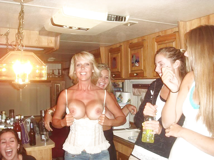 La mamma mostra le tette facendo festa con non figlia e amici del college
 #29023374
