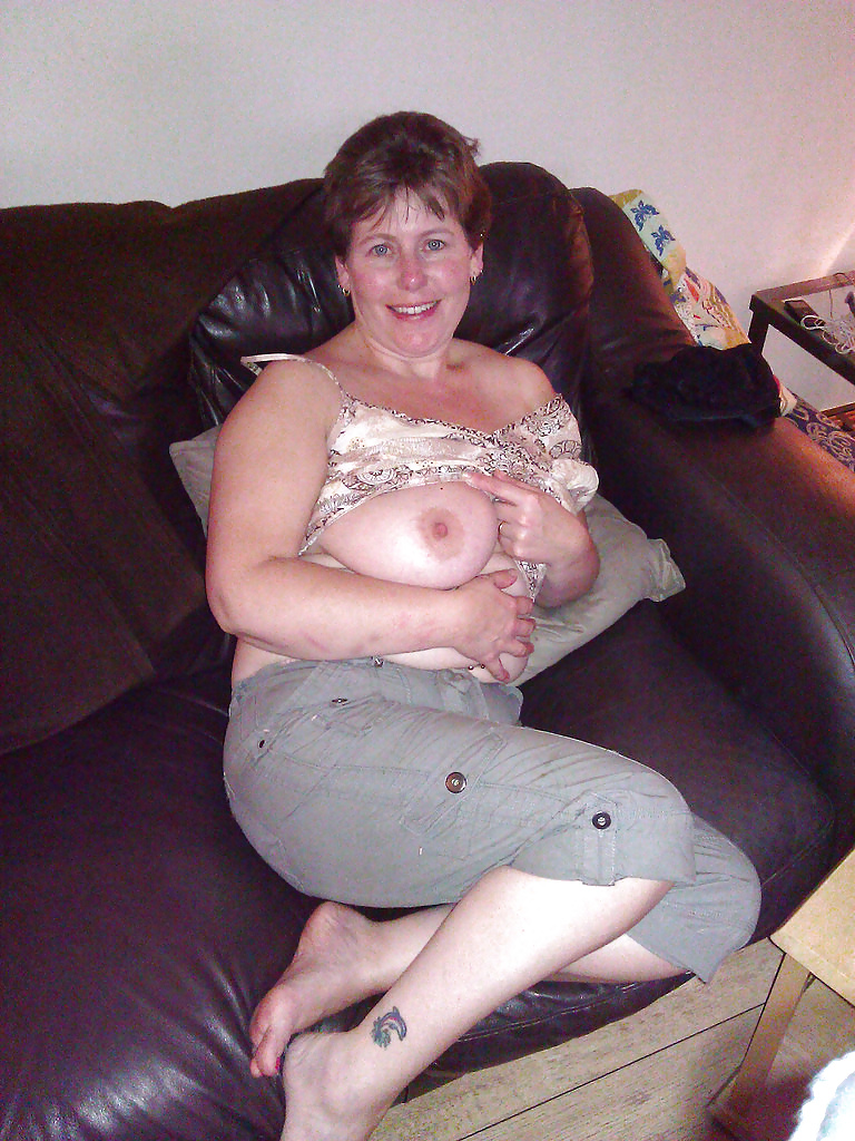 巨乳のスコットランド人妻バーバラ・キャンベルの露出
 #26576285
