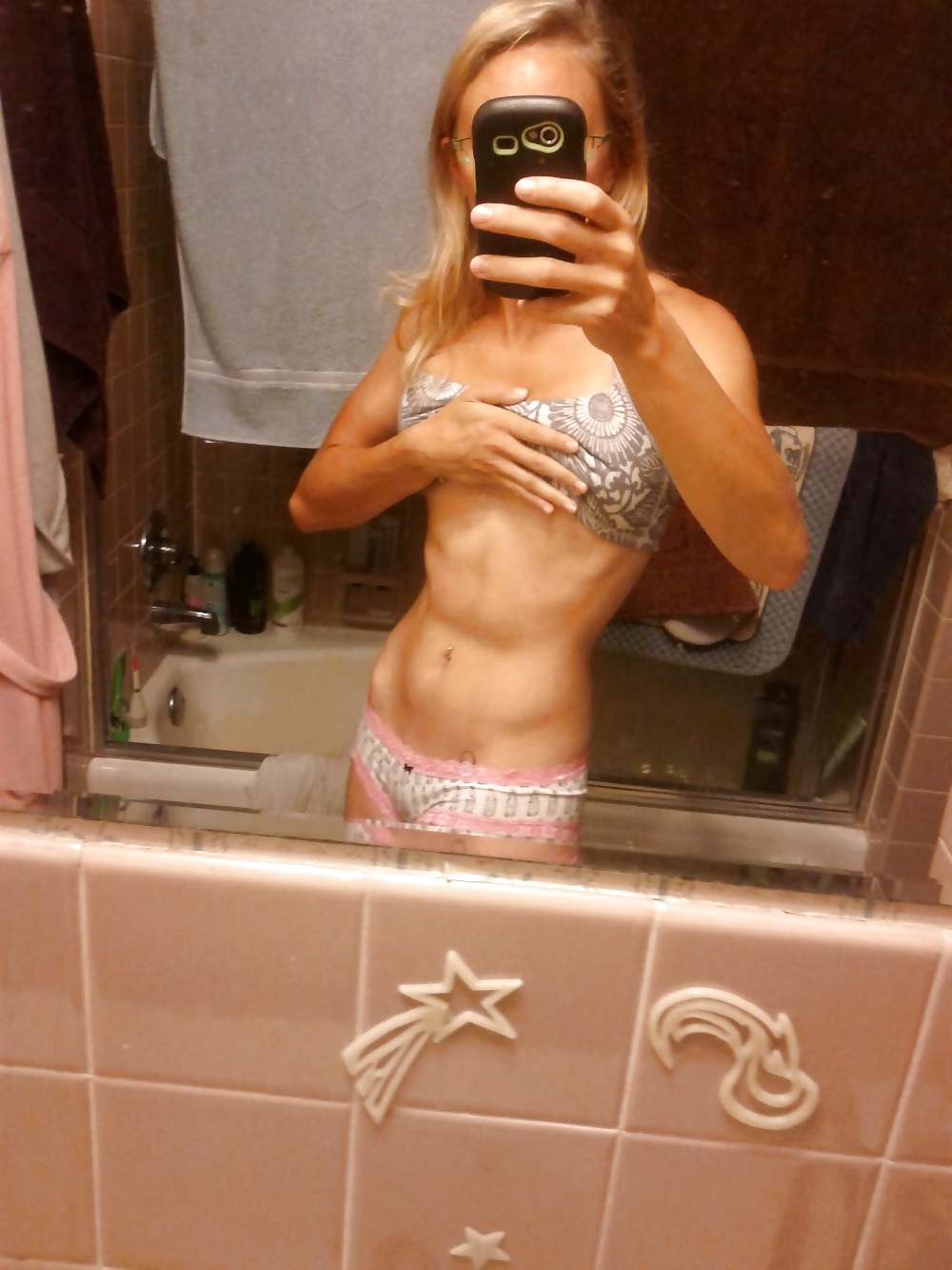 Femme avec un appareil photo #36677799