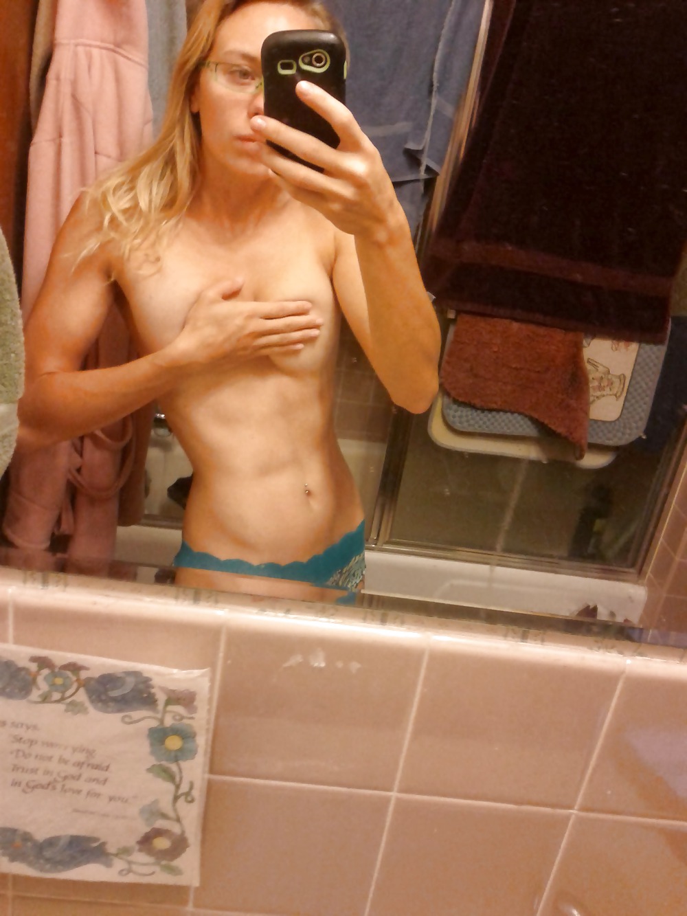Femme avec un appareil photo #36677802
