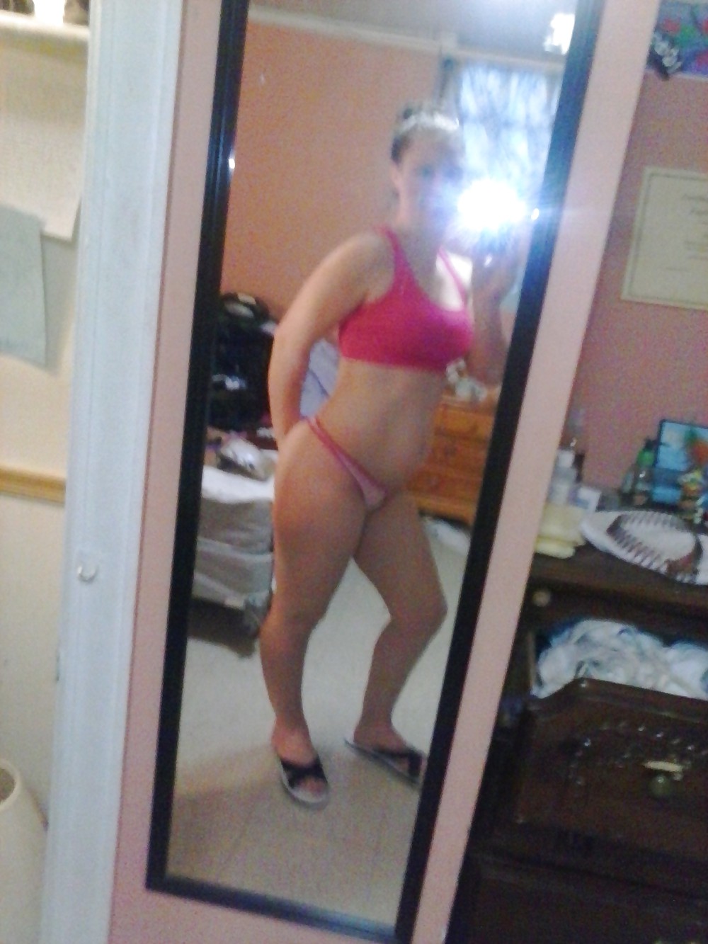 Femme avec un appareil photo #36677842