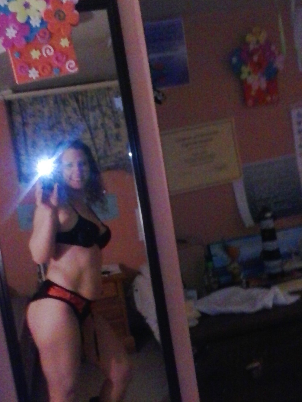 Femme avec un appareil photo #36677844