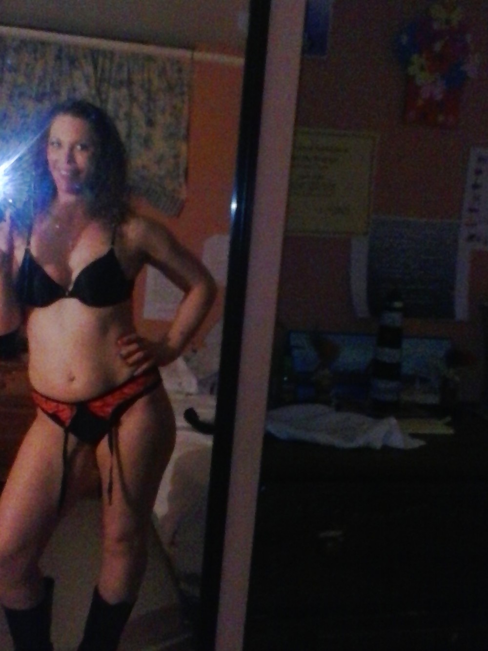 Femme avec un appareil photo #36677847