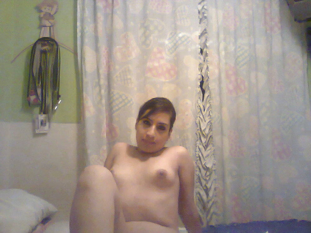 Femme avec un appareil photo #36677870