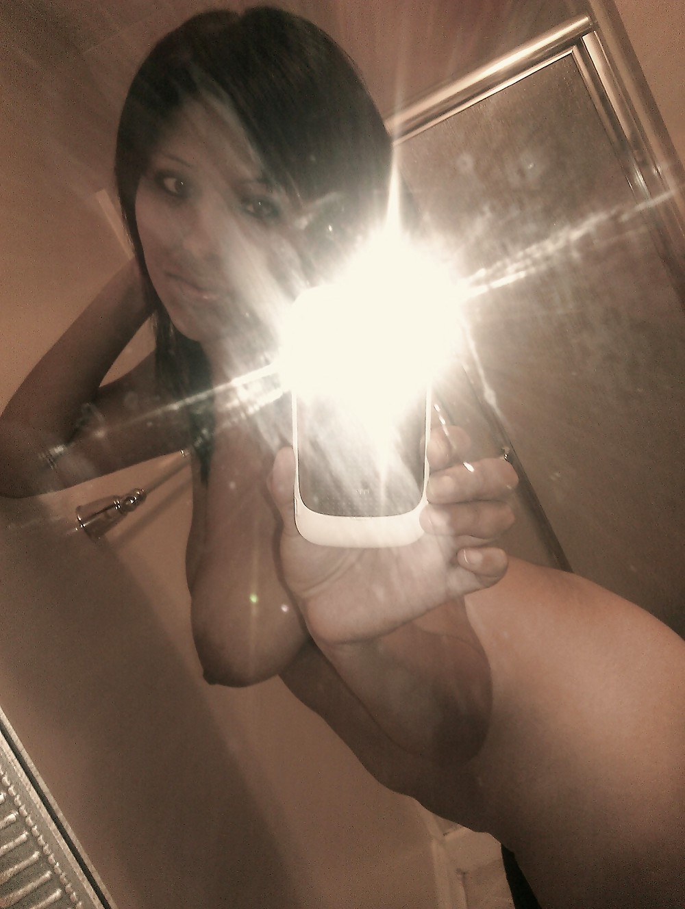 Femme avec un appareil photo #36677909