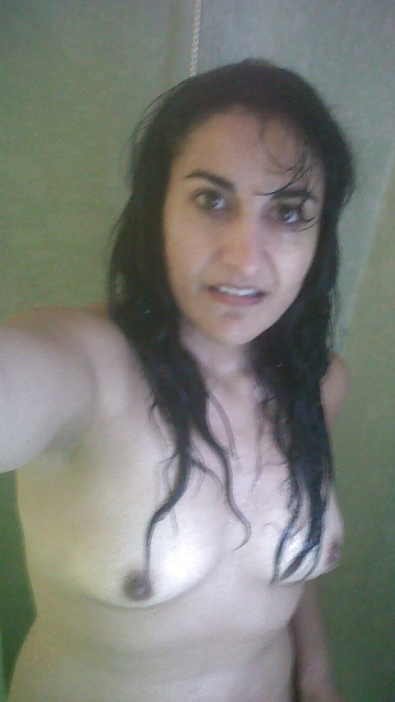 Femme avec un appareil photo #36677923