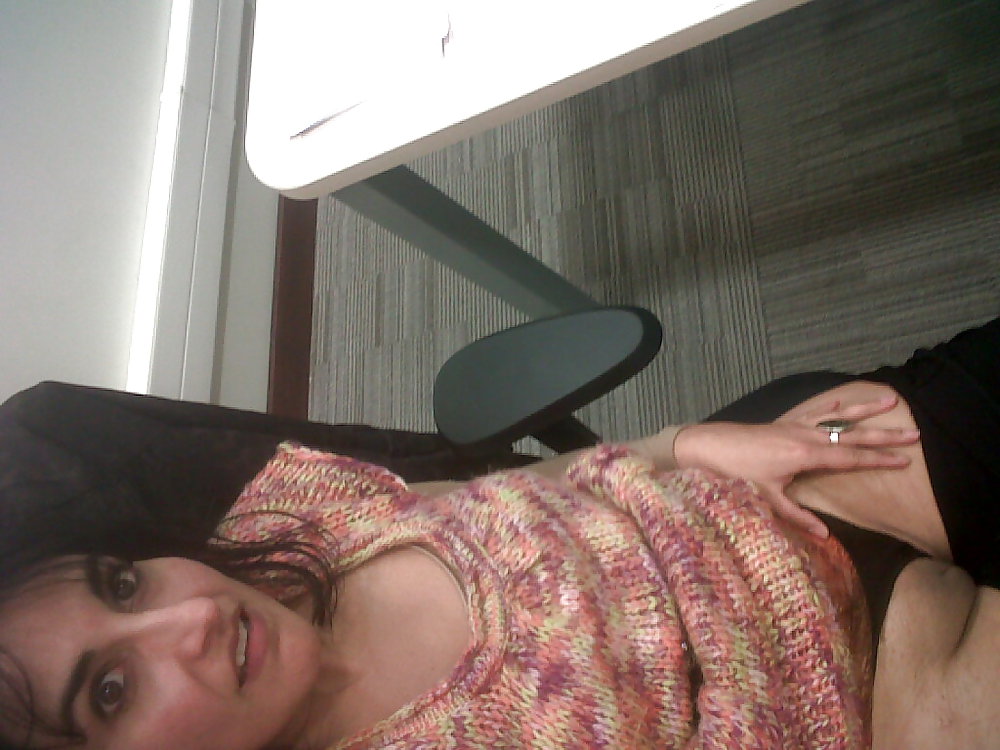 Femme avec un appareil photo #36677925