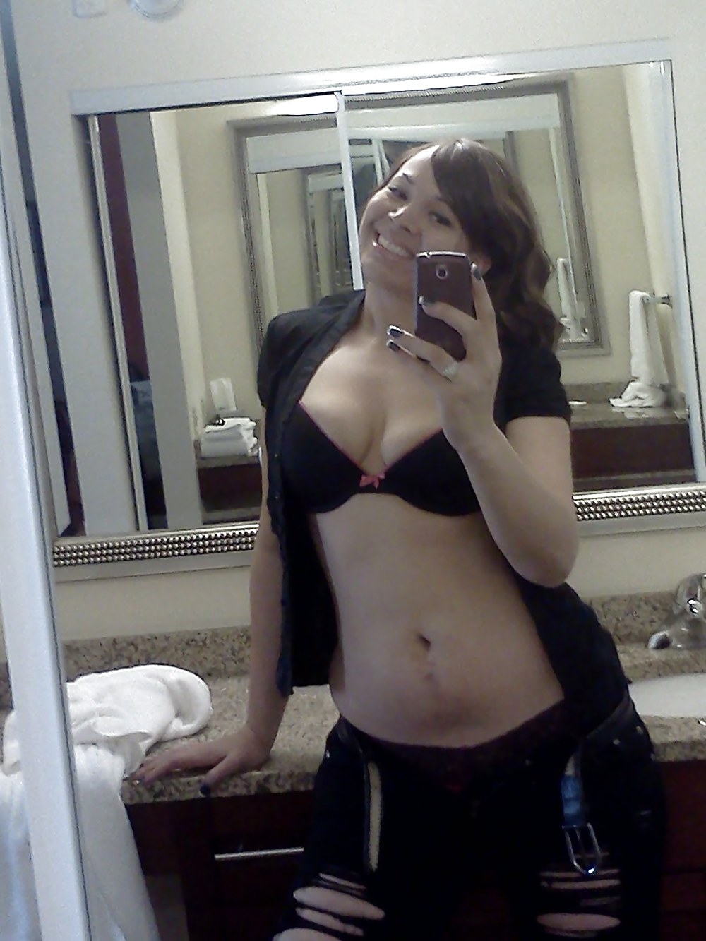 Femme avec un appareil photo #36677942