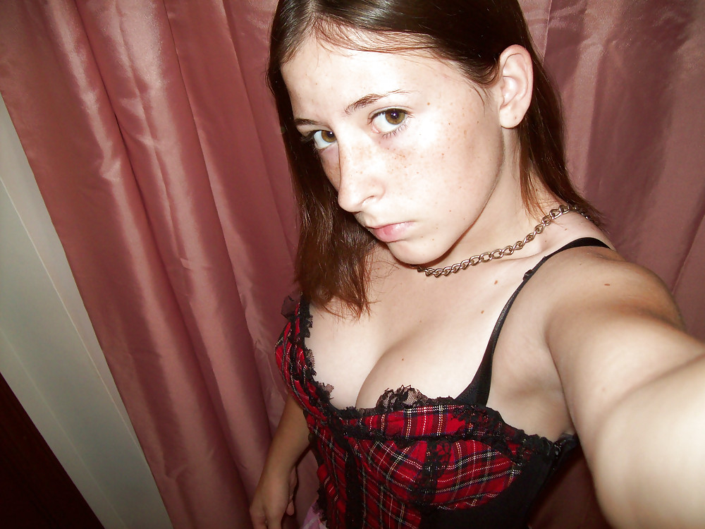 Femme avec un appareil photo #36677950