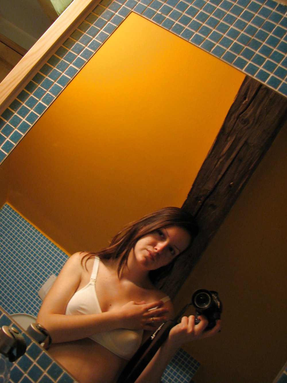 Femme avec un appareil photo #36677957
