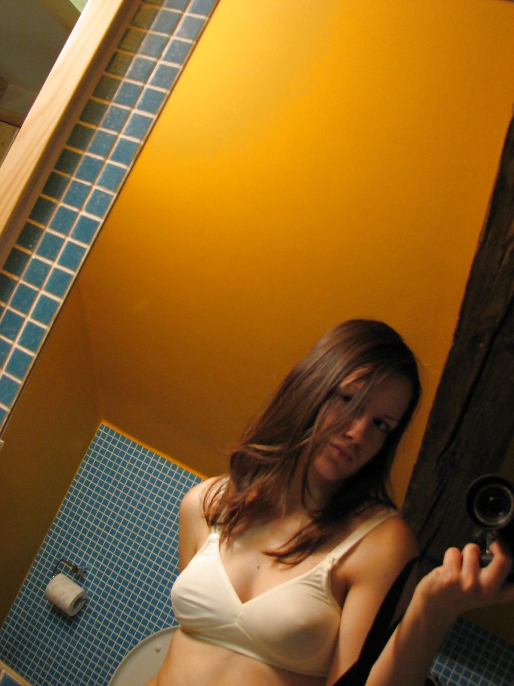 Femme avec un appareil photo #36677960