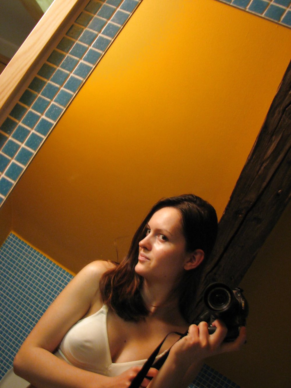 Femme avec un appareil photo #36677962