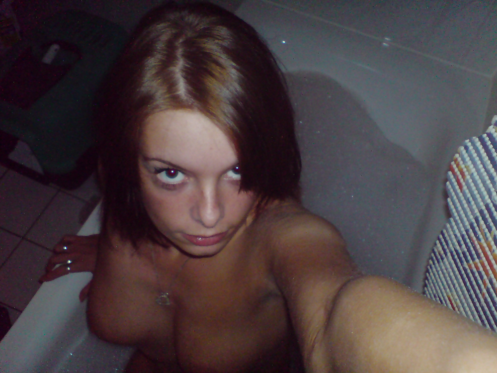 Femme avec un appareil photo #36677967