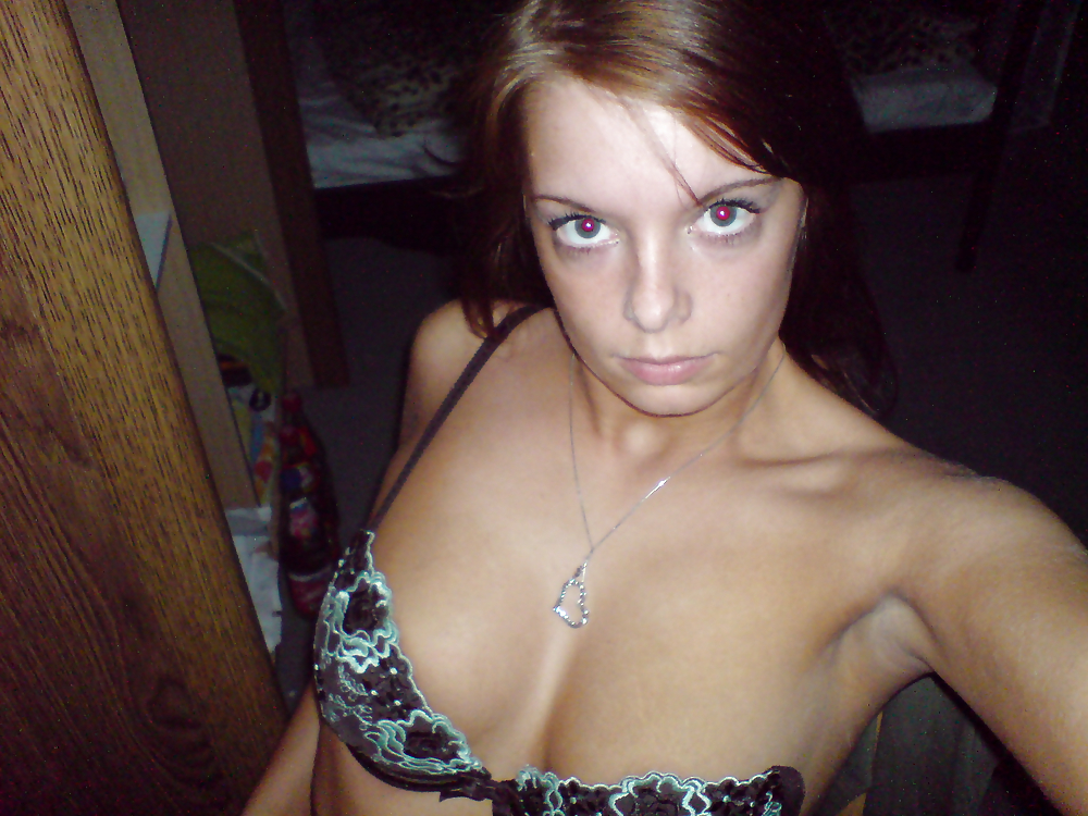 Femme avec un appareil photo #36677969