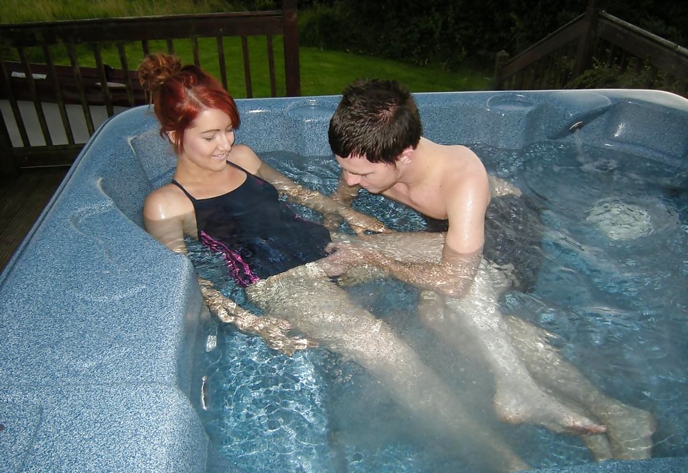 Pareja follar en jacuzzi en traje de baño
 #28204016