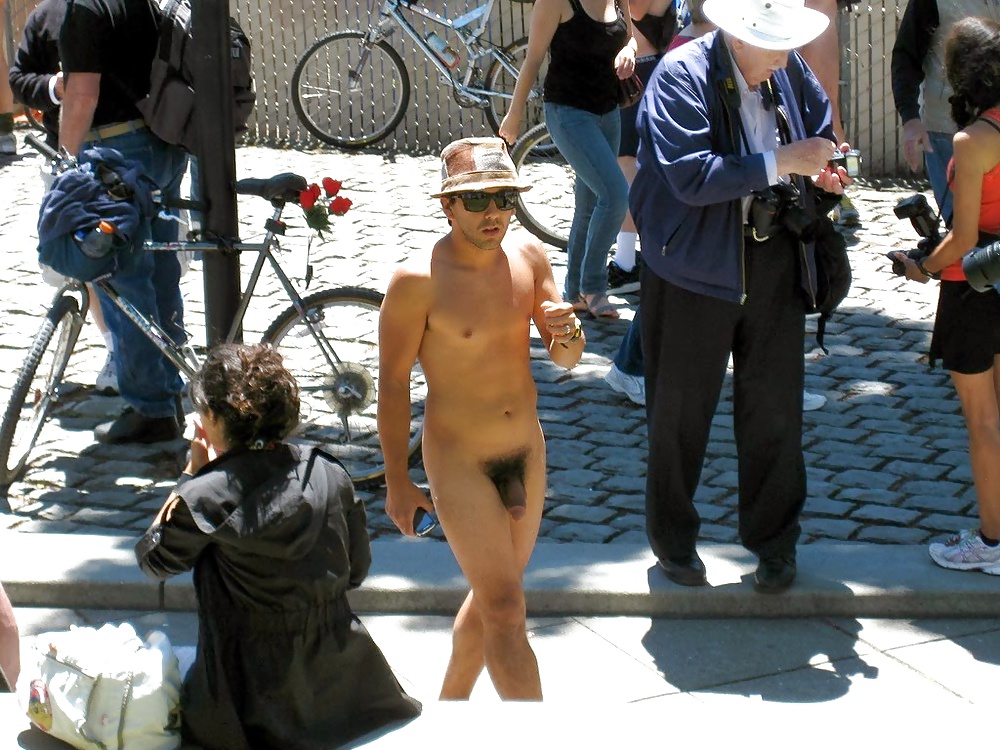 Hombres desnudos en público
 #33860993