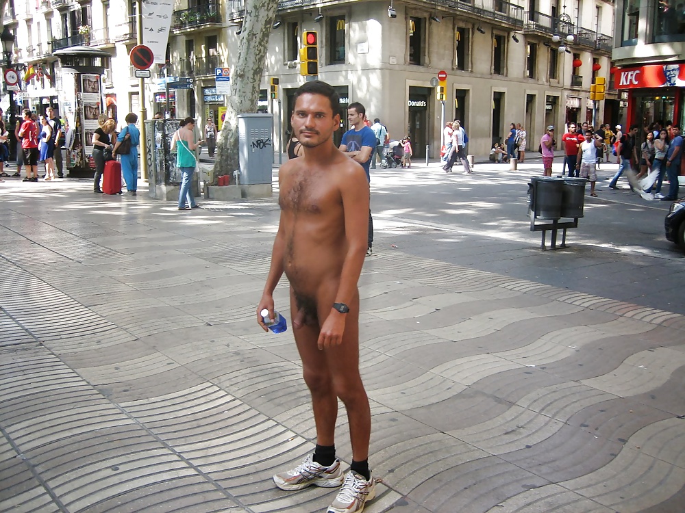 Hommes Nus En Public #33861072