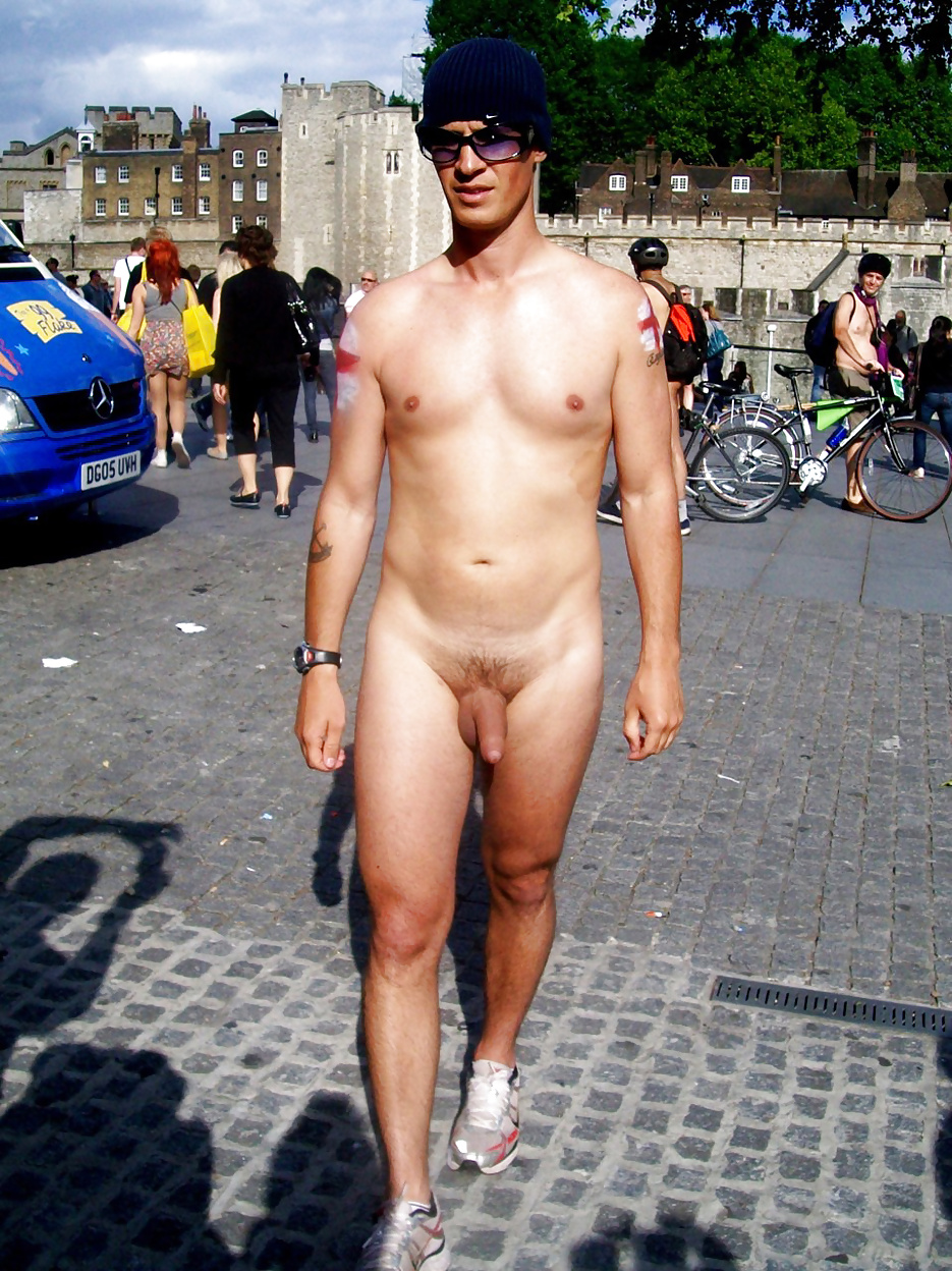 Hombres desnudos en público
 #33861080