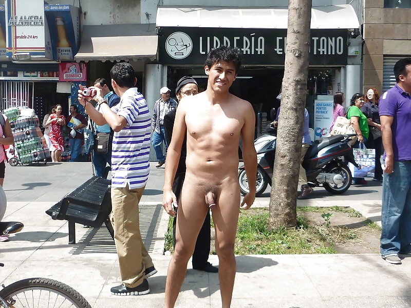 公衆の面前での男性の裸体
 #33861085