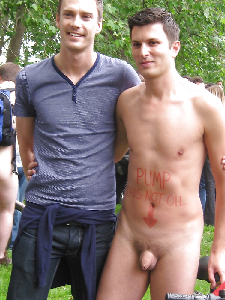 Hommes Nus En Public #33861092