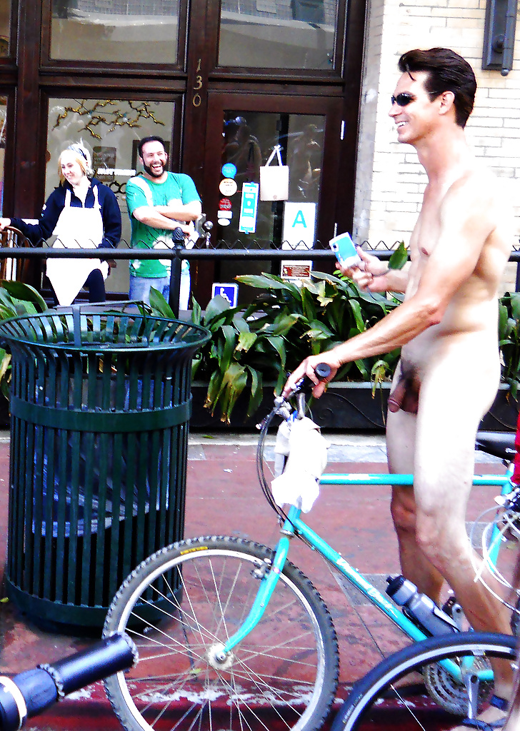 公衆の面前での男性の裸体
 #33861104