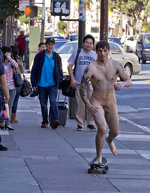公衆の面前での男性の裸体
 #33861172