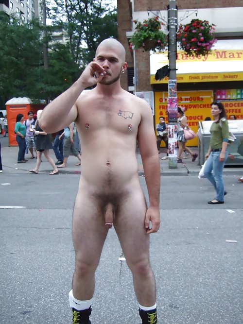Hombres desnudos en público
 #33861182
