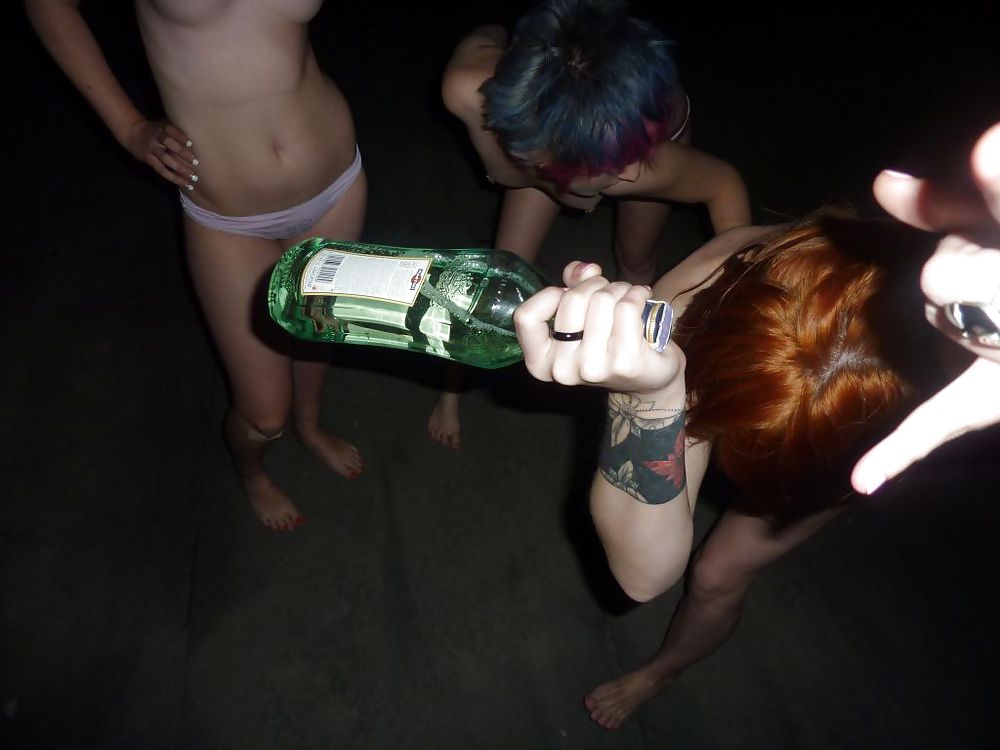 3人のエモい女たちが裸でパーティー
 #26148689