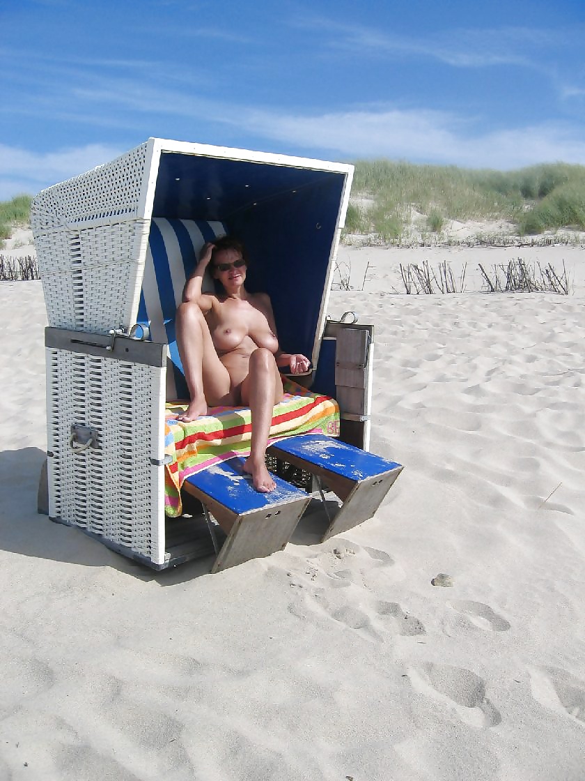 Sexy pulcino maturo sulla spiaggia con grandi tette
 #34982926