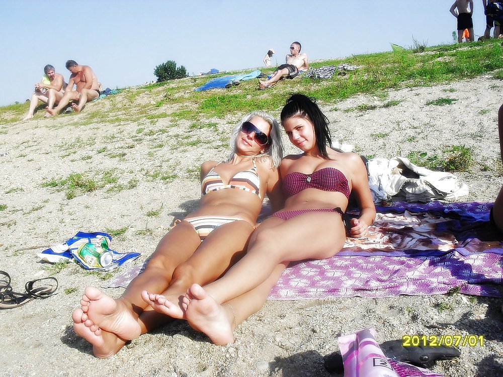 Mamma e non sua figlia in bikini (nonude)
 #36325016