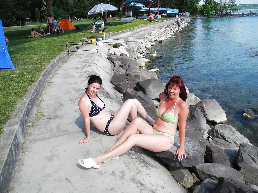 Mamma e non sua figlia in bikini (nonude)
 #36325033