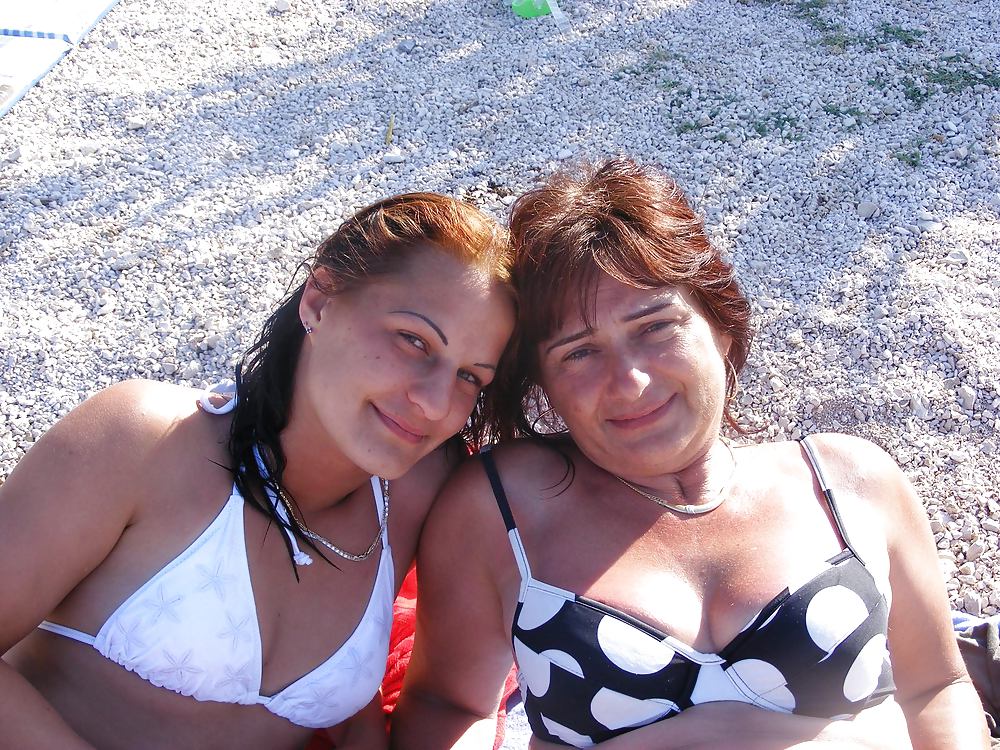 Mamma e non sua figlia in bikini (nonude)
 #36325036