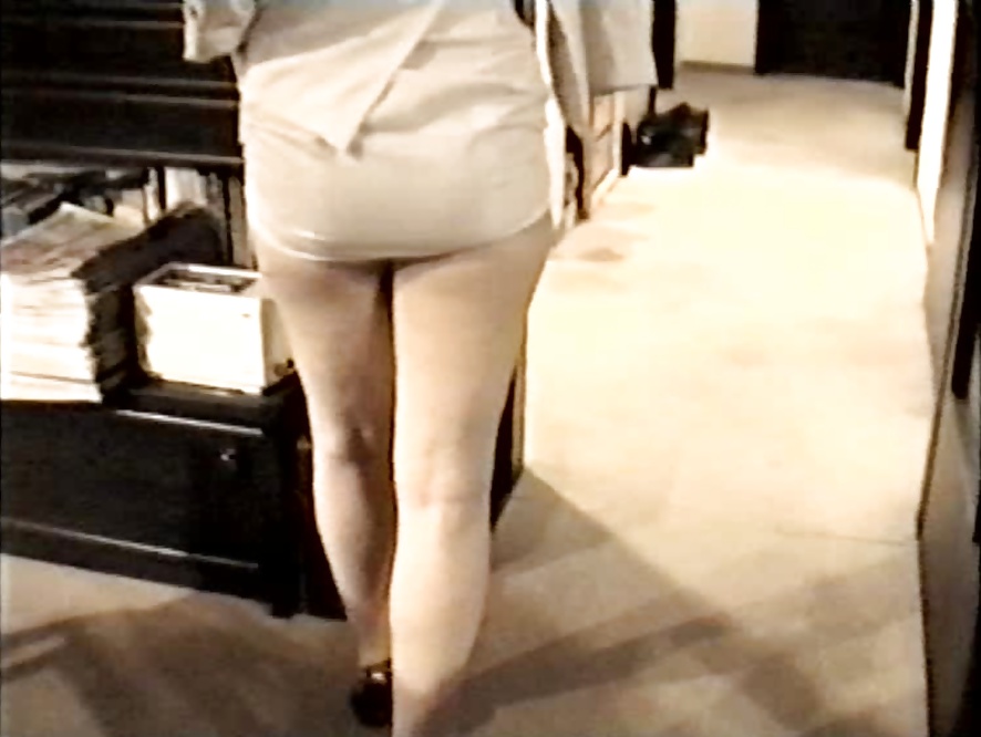 Sag - tette e gambe sexy in mini costume bianco corto 05
 #34795160