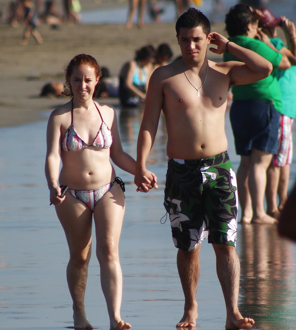 Pareja en la playa (vacaciones voyeur)
 #35513361