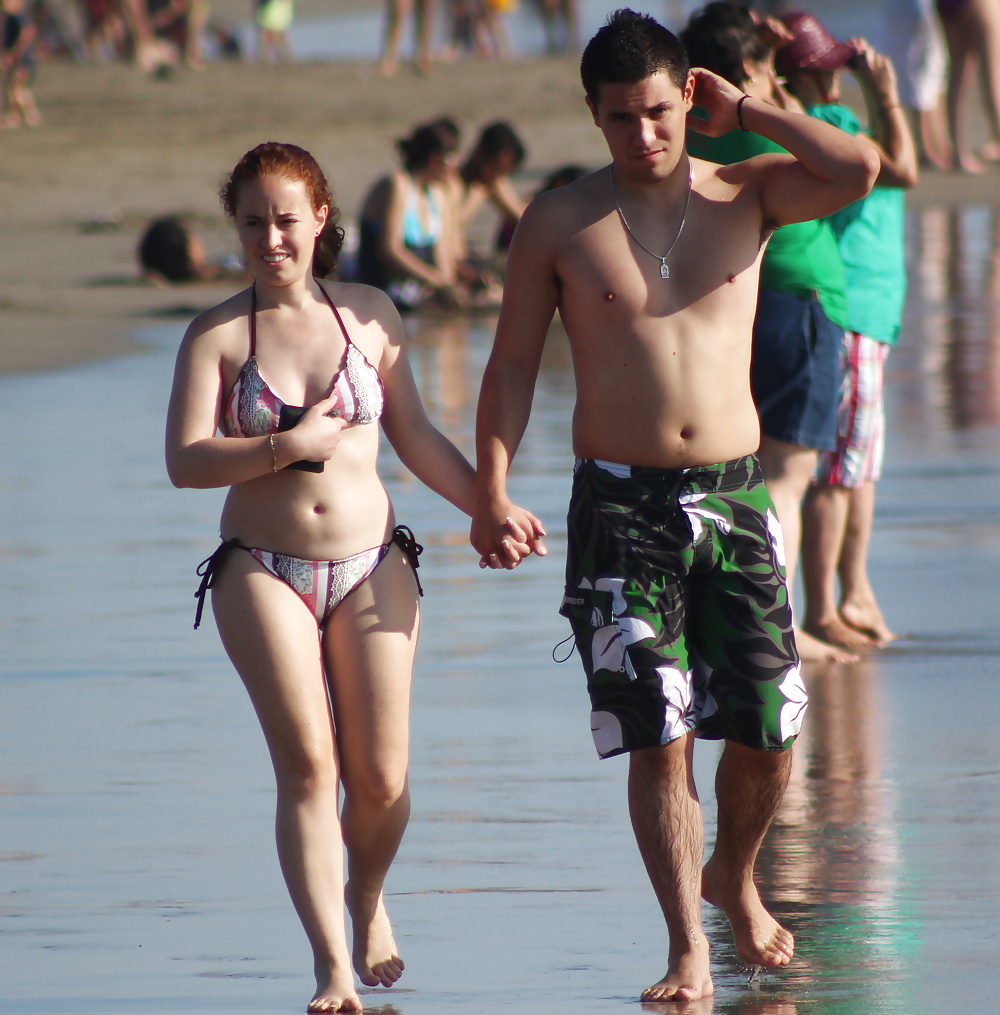 Pareja en la playa (vacaciones voyeur)
 #35513372