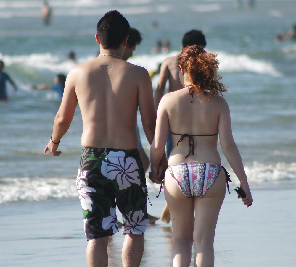 Pareja en la playa (vacaciones voyeur)
 #35513622