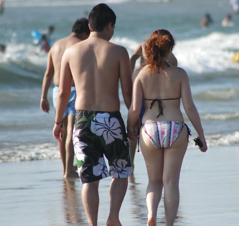 Pareja en la playa (vacaciones voyeur)
 #35513634